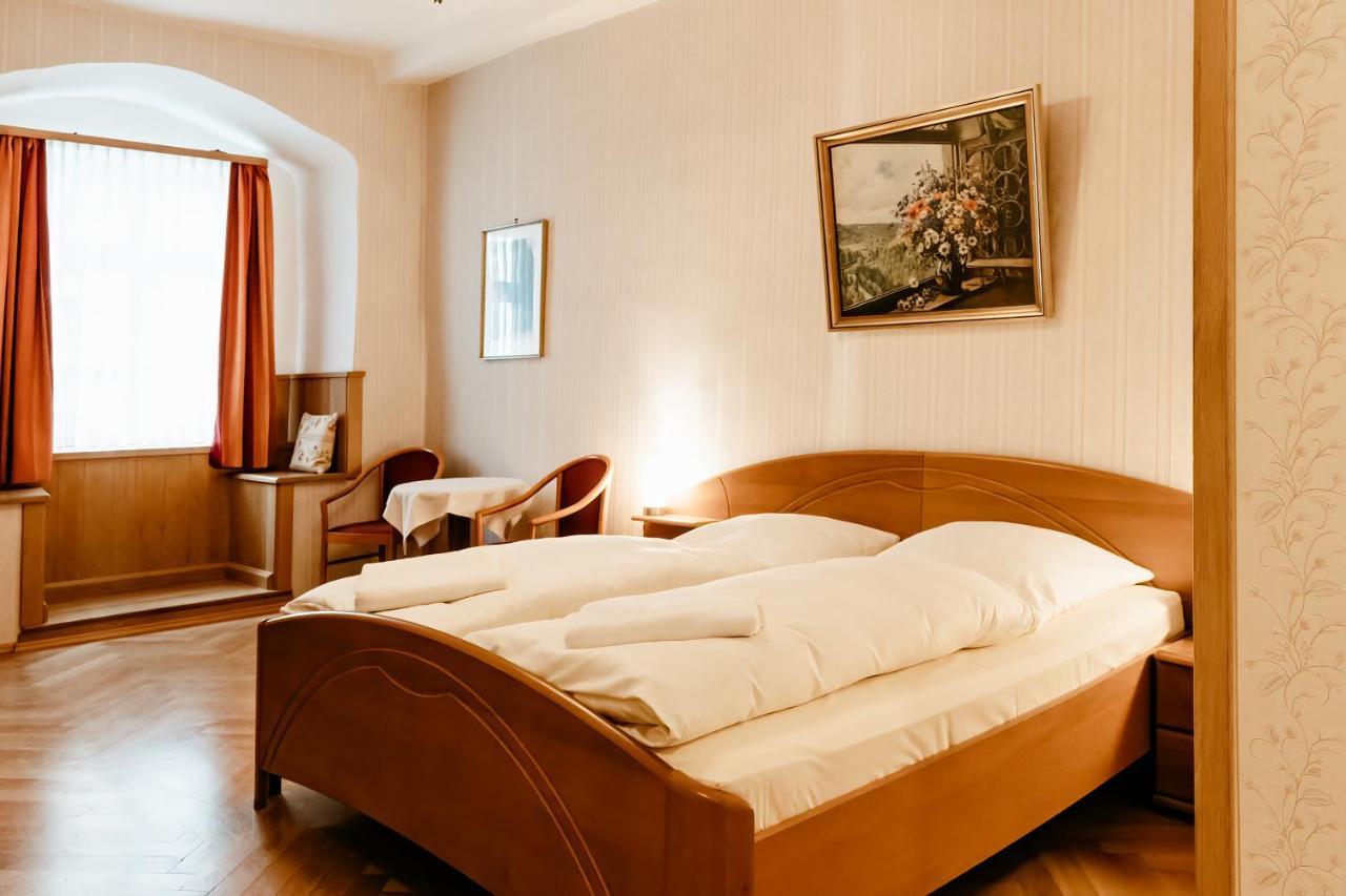 โฮเต็ล-กาสท์โฮฟ โกลเดเนอร์ ไกรเฟิน Hotel โรเทนบวร์ก อ็อบ แดร์เทาเบอร์ ภายนอก รูปภาพ