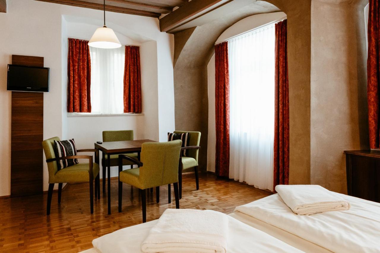 โฮเต็ล-กาสท์โฮฟ โกลเดเนอร์ ไกรเฟิน Hotel โรเทนบวร์ก อ็อบ แดร์เทาเบอร์ ภายนอก รูปภาพ