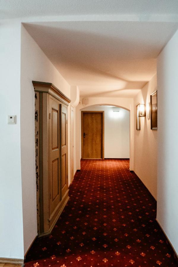 โฮเต็ล-กาสท์โฮฟ โกลเดเนอร์ ไกรเฟิน Hotel โรเทนบวร์ก อ็อบ แดร์เทาเบอร์ ภายนอก รูปภาพ