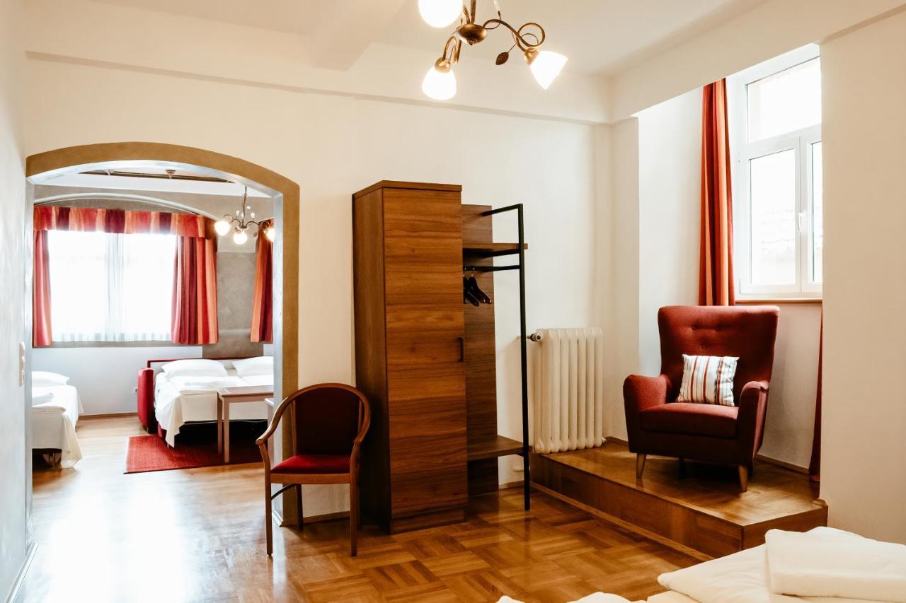 โฮเต็ล-กาสท์โฮฟ โกลเดเนอร์ ไกรเฟิน Hotel โรเทนบวร์ก อ็อบ แดร์เทาเบอร์ ภายนอก รูปภาพ