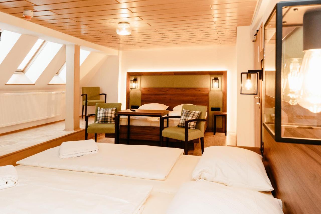 โฮเต็ล-กาสท์โฮฟ โกลเดเนอร์ ไกรเฟิน Hotel โรเทนบวร์ก อ็อบ แดร์เทาเบอร์ ภายนอก รูปภาพ