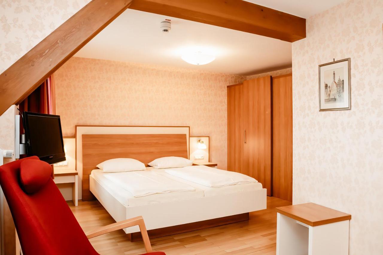 โฮเต็ล-กาสท์โฮฟ โกลเดเนอร์ ไกรเฟิน Hotel โรเทนบวร์ก อ็อบ แดร์เทาเบอร์ ภายนอก รูปภาพ